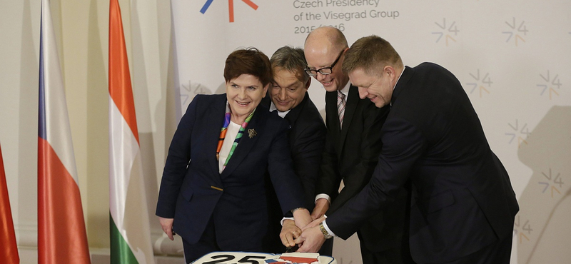 Orbánék felvágták a tortát Prágában – fotó