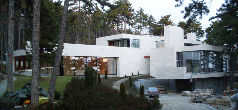 Hegyoldalba épült, 1000 négyzetméteres luxusvilla Pécsett