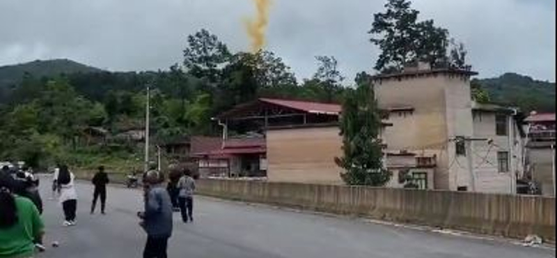 Videón, ahogy a fejükre hulló űrrakéta elől egy kínai falu lakói fejvesztve menekülnek