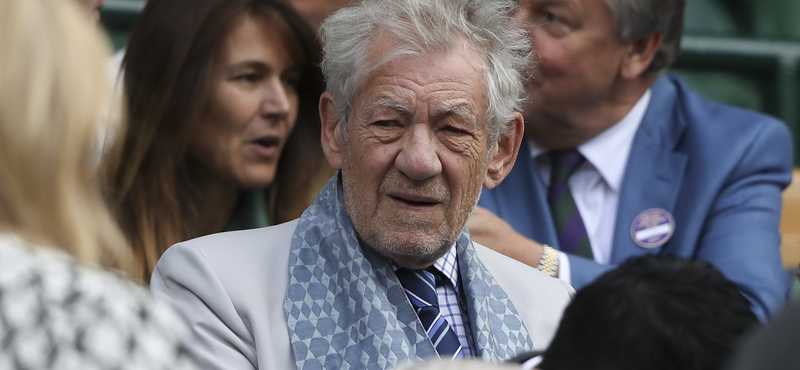 Tippeljen, mit írt Ian McKellen a tenyerébe!
