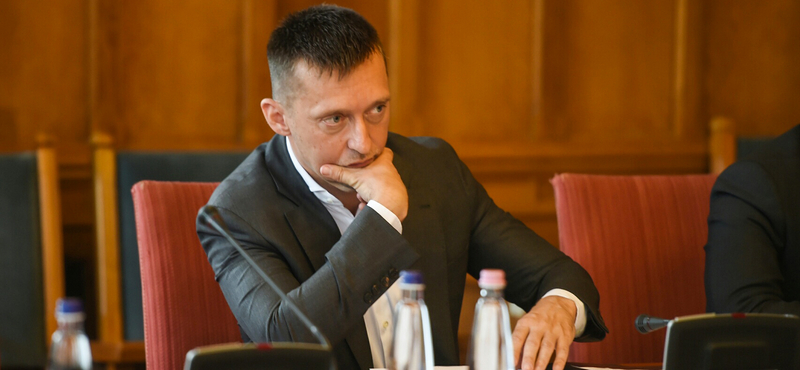 A kormány majdnem taccsra tette a Nemzetpolitikai Informatikai Rendszert