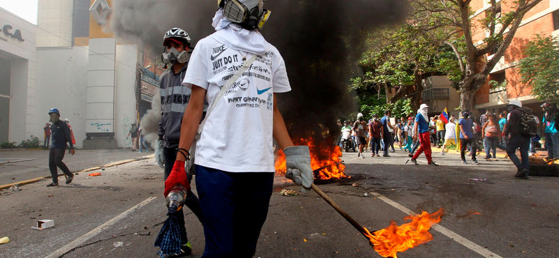 Halálra égett egy ellenzéki tüntető Venezuelában