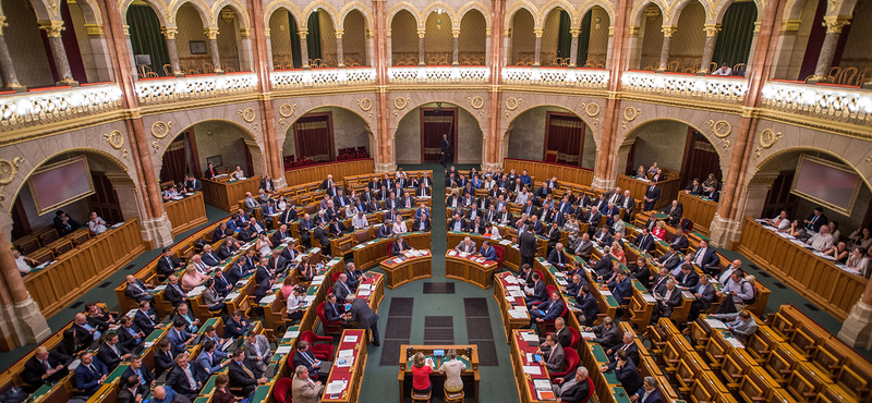 Miniszteri döntéssel emeltek nagyot az államtitkárok fizetésén