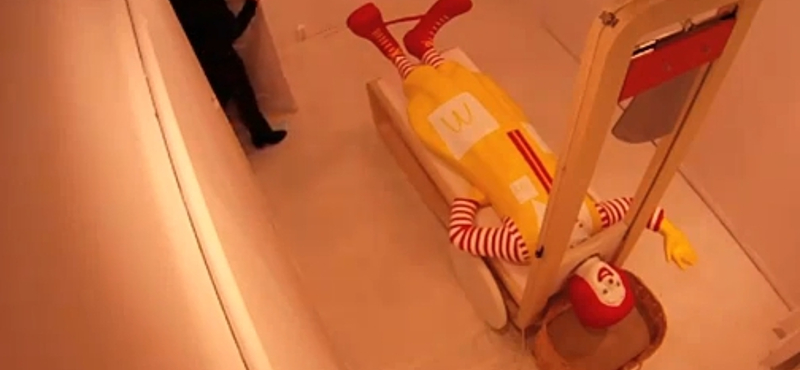 Videó: lefejezték Ronald McDonaldot