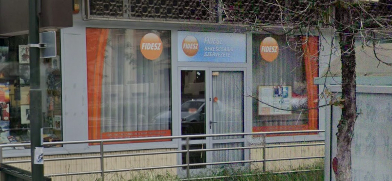 Elfogták a férfit, aki betörte a békéscsabai Fidesz-iroda ablakát