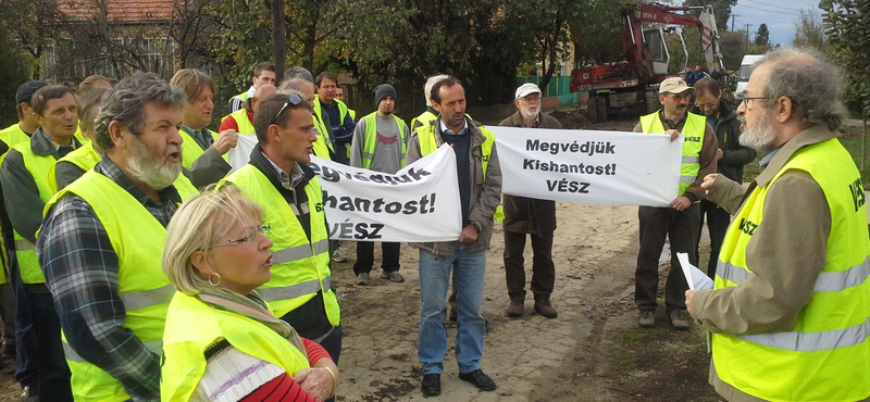 PM: Azonnal küldjék el a biztonsági őröket Kishantosról!
