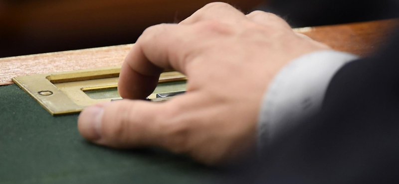 Hadházy mentelmi ügye is téma lesz a parlament mai ülésén