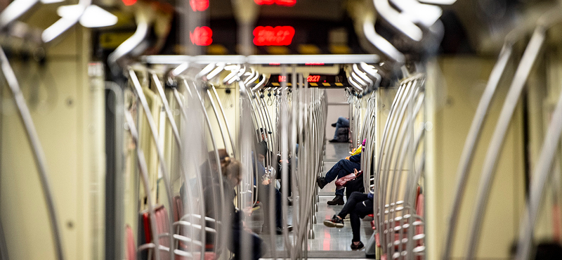 Elhunyt a 2-es metróban elgázolt ember