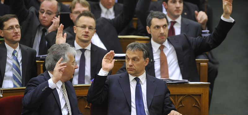 Kétharmados törvények: ismét Orbán "osztja a lapokat"