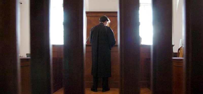 Több mint százmilliós sikkasztással vádolnak egy volt győri ügyvédet