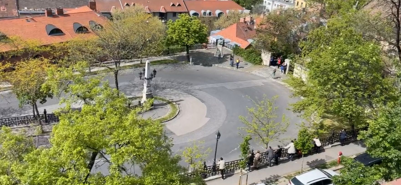 Élőben, ahogy Ferenc pápa megérkezik a Várba