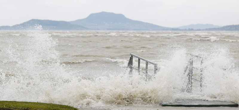 Úszókat mentettek ki a viharos Balatonból