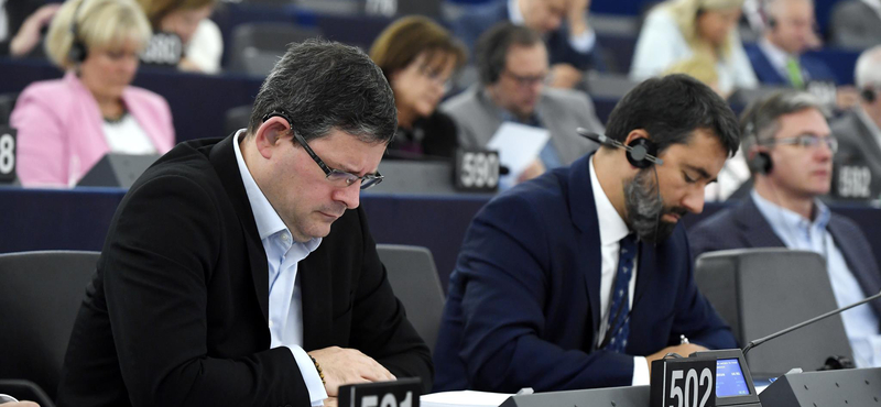 A függetlenség ára: kommunisták, neonácik és viccpárt közé került a Fidesz