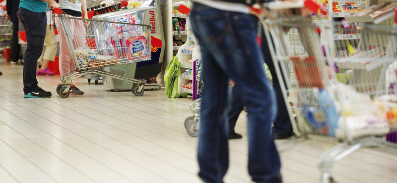 Többe kerül enni, mint tavaly decemberben, de olcsóbbak lettek a ruhák