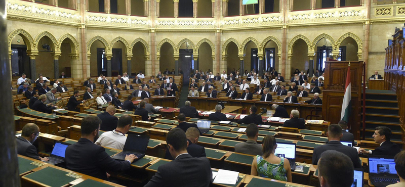 Jövőre százezrekkel többet vihetnek haza a képviselők