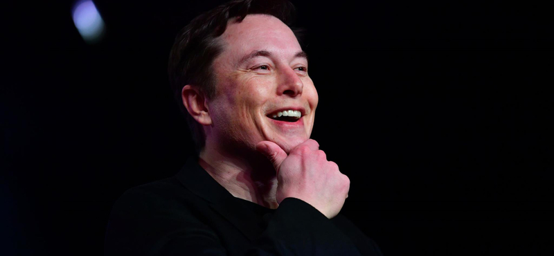 Elon Musk 250 millió dollárt tol űrcégébe