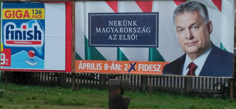 Fotó: Véletlenül választási buktát idéző módon plakátolták ki Orbánt