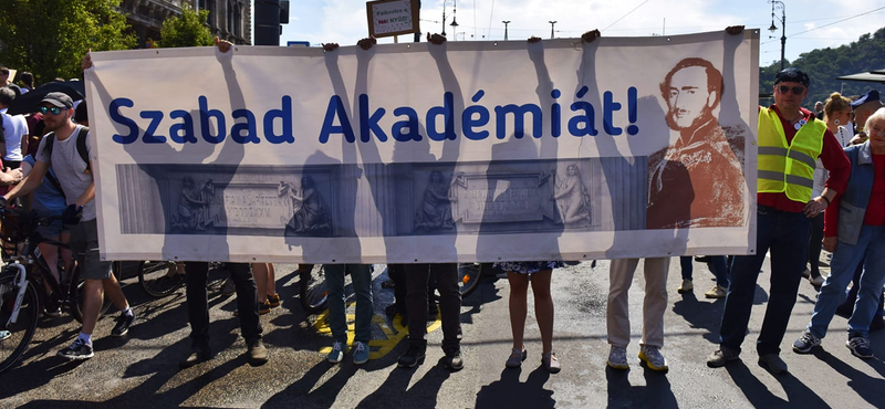 Szegeden is kiállnak az MTA mellett
