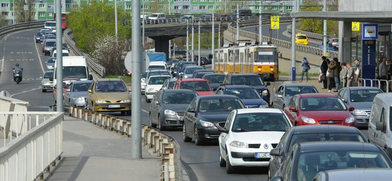 Több baleset miatt állt be az Árpád híd