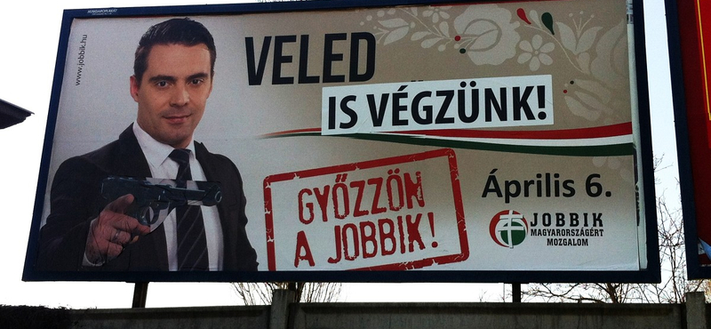 A Jobbik szerint a Hit Gyülekezete rajzolja a Hitler-bajuszt a plakátjaikra