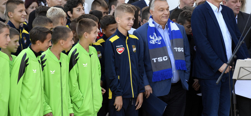 Fotók: talpig 2Rule mezbe öltözött gyerekek várták Orbán Viktort Szerbiában