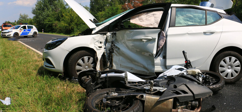 Nem vette észre az idős sofőr a motorost – halálos baleset lett belőle