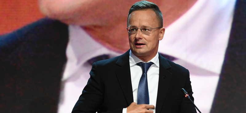 Hadházy: Szijjártót kétszer is hazavitte a rendőrségi helikopter Dunakeszire