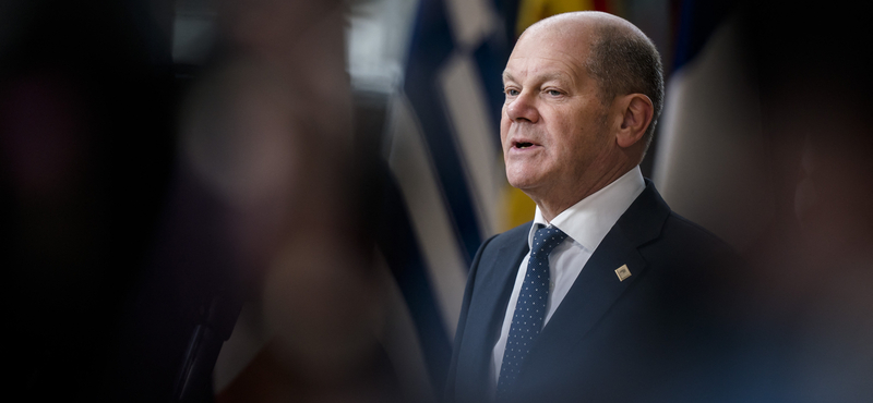 Vádat emeltek az Olaf Scholzot bekokainozva megölelő férfi ellen