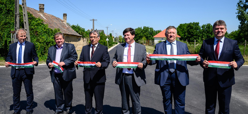 Hatan vágták át a szalagot a Paks-Cece út avatóünnepségén
