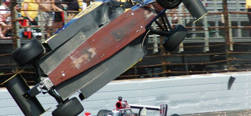 Hatalmas csattanás az Indy 500 futamán - videó