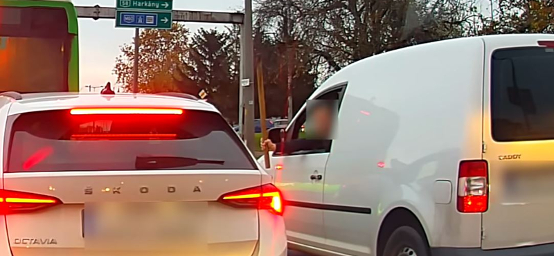 Jogsija sem volt, de bottal fenyegetve akart önbíráskodni egy pécsi ámokfutó - videó