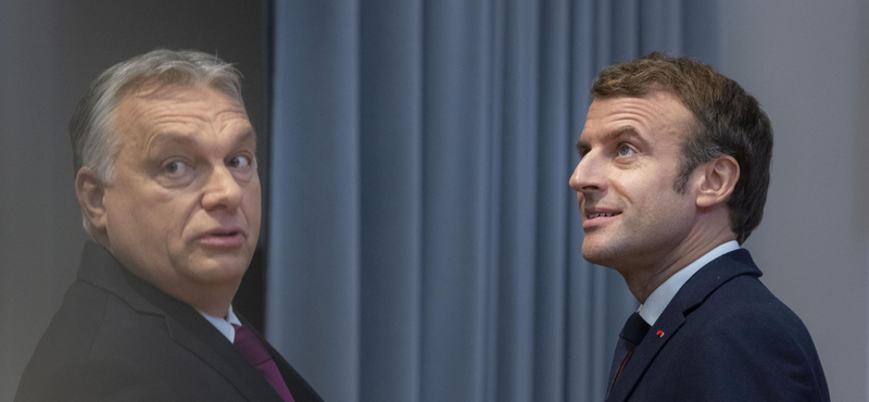 Simán bejutott, Macron mellett szelfizett a TEK által biztosított V4-csúcson Szabó Bálint