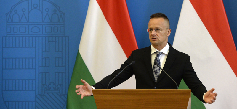 Szijjártó Péter: "Mi sem vagyunk hülyék"