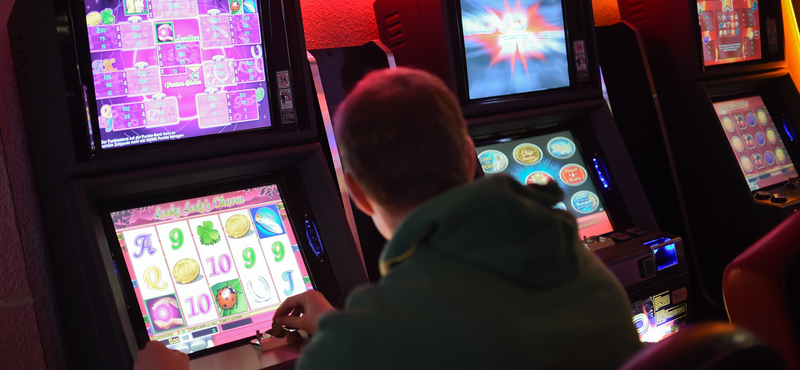 Telex: Koronavírus miatt halt meg egy kaszinó biztonsági őre
