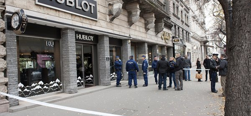 Kiraboltak egy luxusóraboltot az Andrássyn, sérült is van