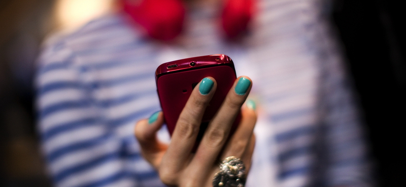 Őszintébbek vagyunk sms-ben, mint telefonáláskor