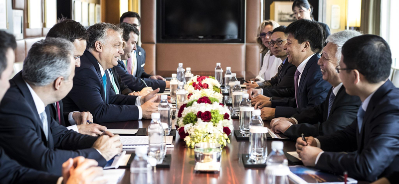 Orbánék a Huawei elnökével is leültek Sanghajban