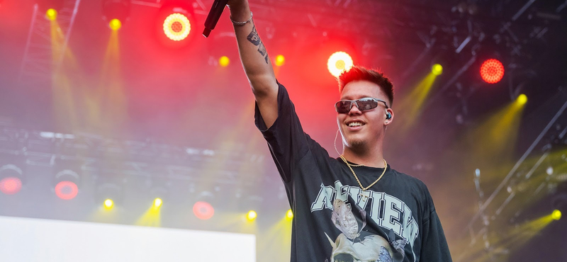 Manuelt négy ember vitte le a Budapest Park színpadáról, miután lesérült koncert közben