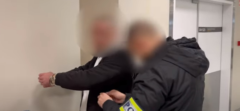 Pénzkötegekkel a zsebében fogták el a nőket prostitúcióra kényszerítő férfit Ferihegyen – videó