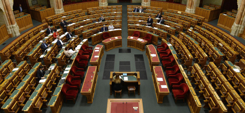 Szétbeszéli az ellenzék a parlamenti vitát, mielőtt szájkosarat tesz rájuk a Fidesz