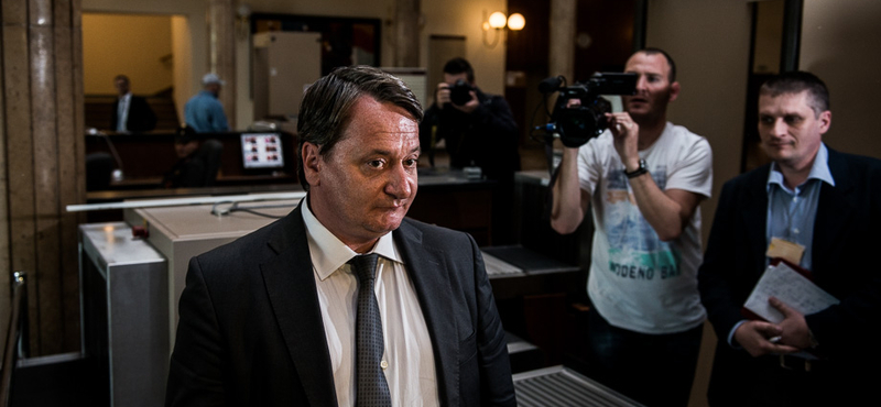 KGBélát csalással is gyanúsítják kamu gyakornokok miatt