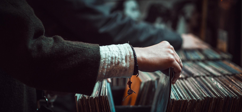 Magyar dj-k milliókat gyűjtöttek a zeneipari háttérembereknek