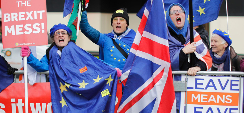 Összeszedték, mennyi kárt okozott már a brit gazdaságnak a Brexit terve