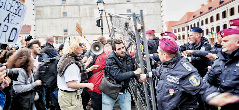 Lefújtak egy tüntető tanárt könnygázzal a rendőrök a Karmelitánál