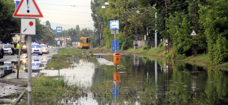 Fotó: eltűnt a felhőszakadásban a Maglódi úti villamospálya