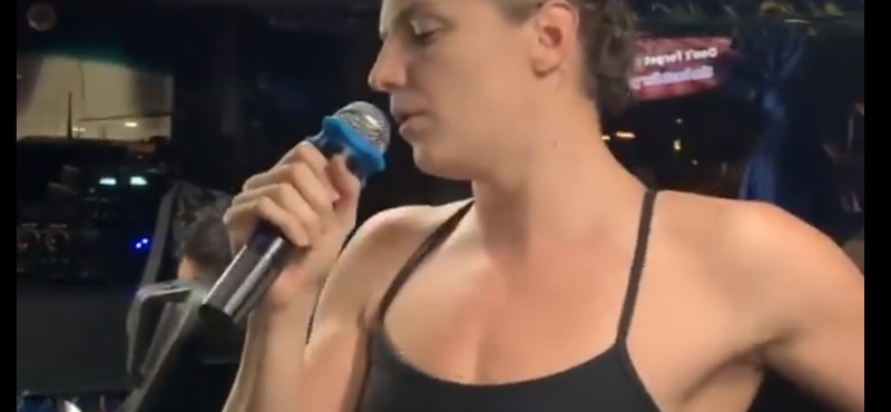 Hosszú Katinka legalább olyan lelkesen énekel, mint úszik - videó
