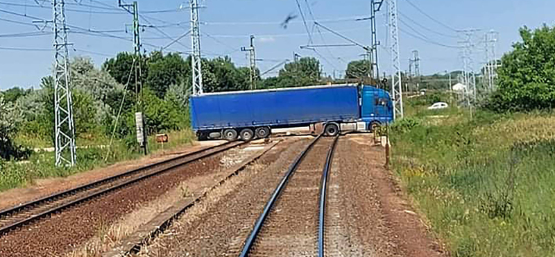 Egy ittas sofőr megpróbált átmenni a síneken a kamionjával