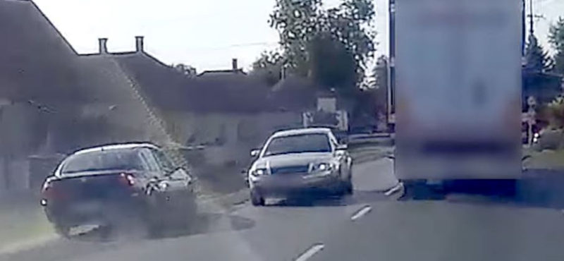 A szembesáv padkáján folytatta az előzést egy vakmerő autós, de így sem jött össze – videó