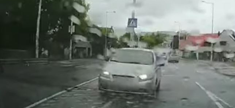 Felugratott a járdaszigetre, majd nekivágott szemből a forgalomnak egy autós – videó