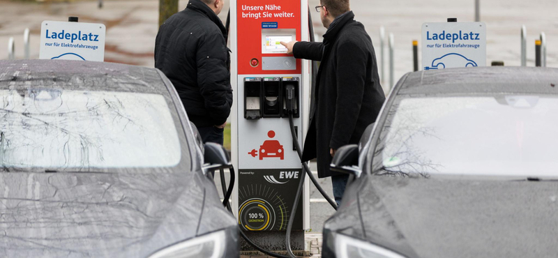 Az évtized végére akár 230 millió elektromos jármű is lehet a világon, de ennek ára van